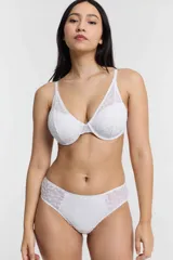 Conjunto de bikini rosado con estampado de leopardo. El corpiño es de corte triangular con breteles regulables y la bombacha es de corte clásico.