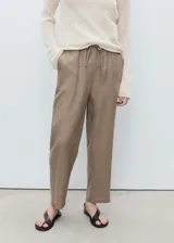 Pantalón de lino color beige, de corte recto, con cintura elástica ajustable con cordón.