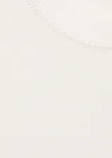 Jersey de punto fino color blanco, de manga corta y cuello redondo.