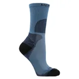 Calcetín técnico unisex color celeste con detalles en azul marino y negro. Confeccionado con tecnología CoolMax® EcoMade para una gestión de la humedad sostenible y soporte de arco para combatir la fatiga.