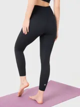 Calza negra de tiro alto con largo hasta el tobillo, calce regular y certificación Bluesign.