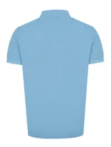 Remera tipo polo celeste de algodón orgánico con cuello clásico y tapeta de dos botones. Presenta un pequeño logo bordado de un pato en el pecho.