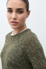 Sweater de tejido de punto color verde oliva jaspeado, con escote redondo y mangas largas con ligero acampanado en los puños.
