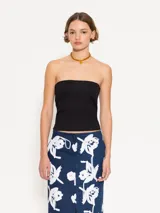 Top strapless negro con detalle de puntilla en el borde superior.