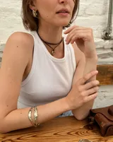 Brazalete rígido de bronce y alpaca maciza, con diseño orgánico irregular.