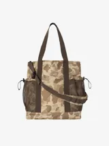 Bolso tote Carhartt WIP modelo Irwin, con estampado de camuflaje en tonos beige y marrón. Cuenta con doble asa de mano, correa de hombro ajustable, compartimento principal con cierre, bolsillo trasero con cierre, dos bolsillos laterales de malla con ajuste de cordón y bolsillo interior con cierre.
