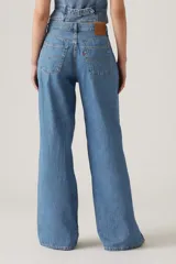 Pantalón de jean celeste, de corte amplio y tiro medio.