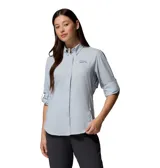 Camisa blanca de manga larga con protección solar UPF 40 y tecnología Omni-Wick. Cuenta con aberturas de ventilación y tratamiento antimicrobiano.