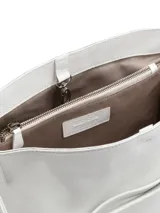 Cartera shopper de cuero color blanco con correa regulable y herraje metálico.