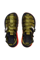 Sandalias Kenner Rakka Siren de tiras de tela verde militar, con ajuste de velcro en el tobillo y suela de goma marrón con detalles en naranja.