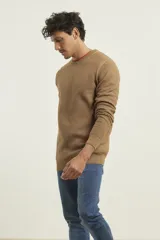 Sweater marrón de punto fino con cuello redondo y mangas largas.