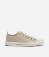 Championes bajos de lona color beige, con puntera redonda, cierre con cordones y suela de goma blanca con detalle de línea en relieve.