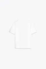 Camiseta blanca de cuello redondo y manga corta con estampado de texto en azul.