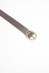 Cinturón marrón de cuero con hebilla ovalada dorada.