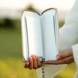 Billetera grande de cuero con estampado animal print y cierre de cremallera.