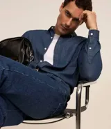 Camisa de hombre de tejido plano de algodón, color celeste claro, con cuello solapa, manga larga y bolsillo simple en el pecho izquierdo.