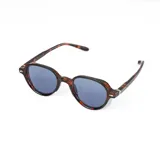 Lentes de sol con montura carey y lentes azules.