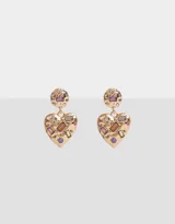 Par de aros colgantes dorados con forma de corazón y strass incrustado en distintas tonalidades.