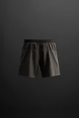 Shorts deportivos color gris oscuro confeccionados en tejido técnico ligero y elástico con forro interior, cintura elástica ajustable con cordón, bolsillos laterales, bolsillo de seguridad en espalda con cierre de cremallera, bajo con aberturas laterales y detalle de logo estampado en pernera.