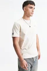 Remera color ladrillo de manga corta con cuello redondo y estampado pequeño en el pecho.