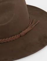 Sombrero marrón de gamuza con cinta trenzada alrededor de la base de la copa.