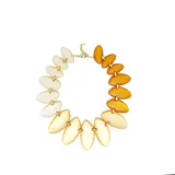 Collar corto con eslabones dorados y piezas de resina color marfil con forma de hojas. Cierre con mosquetón y largo regulable.