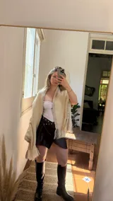 Chal de lana merino color crudo, tejido artesanalmente en Uruguay.