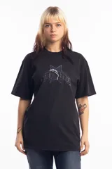 Remera beige de algodón con estampado de una estrella azul y texto en tipografía gótica.
