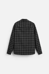 Camisa color crema de corte regular fit, confeccionada en tejido con viscosa. Tiene cuello solapa, manga larga con puños abotonados, bolsillo de parche en el pecho y cierre frontal con botones.
