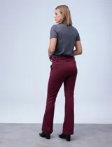 Pantalón de corte ancho color azul, con cintura alta y diseño clásico.
