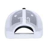 Gorro tipo jockey negro con logo CAT bordado en blanco y amarillo. Parte trasera de malla blanca.