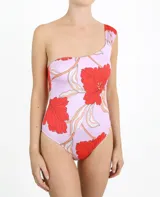 Traje de baño entero de lycra color lila con estampado de flores rojas, con un solo tirante ancho y escote asimétrico.