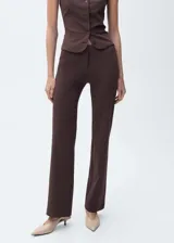 Pantalón marrón de corte recto y largo, con cintura ajustable con goma.
