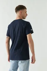 Remera blanca de algodón con estampado tipográfico en tonos grises y verde neón.