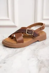 Sandalias marrones con tiras cruzadas de cuero liso y cuero con textura de reptil.