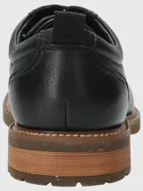 Zapato acordonado de cuero color marrón claro, con suela de goma y detalle de tirador en el talón.