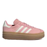 Championes Adidas modelo Gazelle Bold W, color rosa claro con tres franjas blancas en el lateral. Presentan una plataforma gruesa de goma color goma/marrón claro. El talón es blanco y la lengüeta tiene un patrón texturizado.