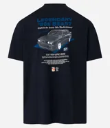 Remera negra de algodón con corte relaxed, cuello redondo y manga corta. Estampado en la espalda con la leyenda "Legendary '80s Beast" y la imagen de un coche clásico.