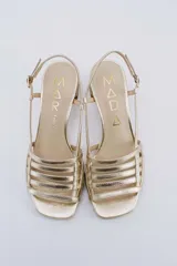 Sandalias negras de cuero con tiras finas entrecruzadas y taco geométrico.