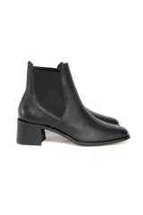 Botines Chelsea negros de cuero con elástico lateral y tacón bloque.