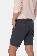 Bermuda color beige con cintura elastizada, bolsillos laterales y traseros.