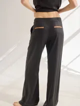 Pantalón de viscosa y lino color dorado, de corte Oxford y tiro alto, con bolsillos laterales.