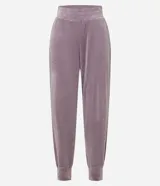 Pantalón deportivo verde oliva confeccionado en microfibra con cintura elástica.