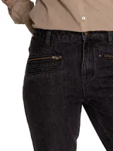 Pantalón de jeans negro de tiro medio, corte skinny, con bolsillos delanteros con cierre y ruedo desflecado.