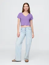 Remera crop blanca de lino con escote en V y mangas cortas.