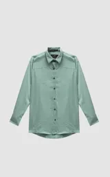 Camisa manga larga color verde agua, de calce relaxed fit. Cuenta con detalles de canesú en frente y espalda, y aberturas en laterales. Su tela gamuzada le brinda a la prenda una textura de exclusiva suavidad.