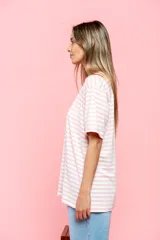 Remerón blanco con rayas horizontales rosas, de corte holgado y mangas cortas.