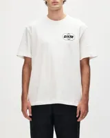 Remera blanca de manga corta con cuello redondo y estampado ovalado con el texto "DXM" en negro.