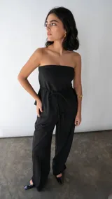 Mono strapless negro con corte en A y lazo en la cintura.