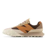 Championes New Balance unisex modelo XC-72, con capellada de gamuza color beige, detalles en marrón y naranja, y suela texturizada color crema.